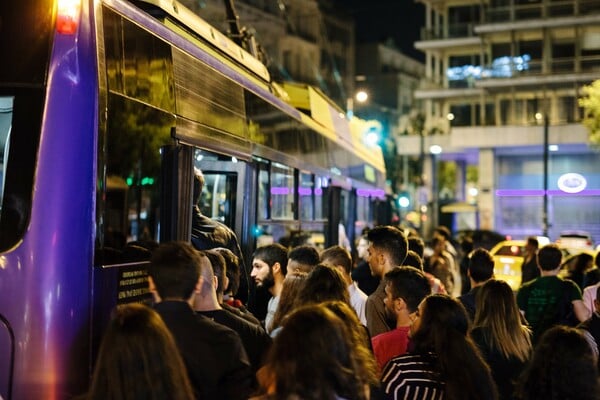 Κρυφακούγοντας τους ξενύχτηδες στα after hours δρομολόγια της Αθήνας