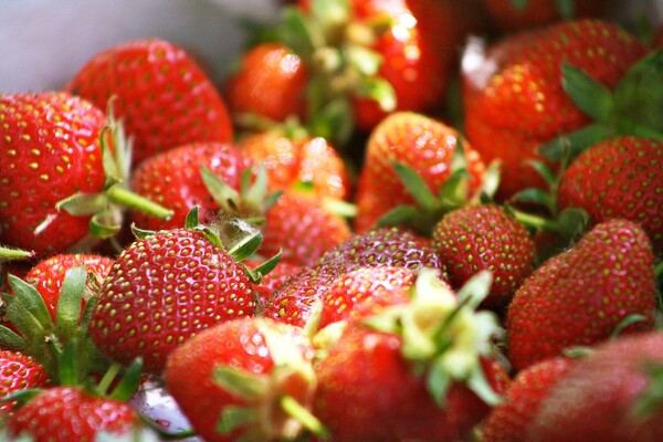 Οι πέντε πιο απλές συνταγές για να απολαύσεις τις φράουλες τώρα την Ανοιξη
