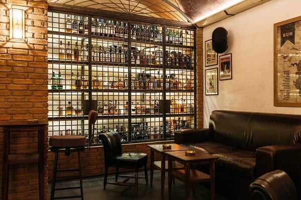 Το CV Distiller είναι ίσως το καλύτερο whiskey bar της Αθήνας