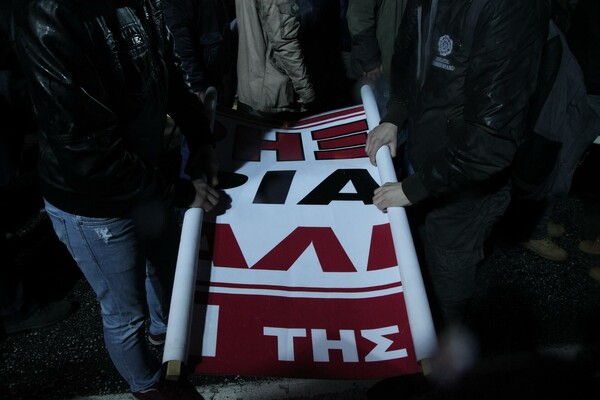 18 φωτογραφίες απ' την αντικυβερνητική συγκέντρωση του ΚΚΕ στο Σύνταγμα