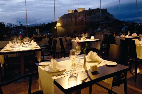 Δυο αθηναϊκά ξενοδοχεία που αξίζει να εξερευνήσεις-και όχι για τα κρεβάτια τους