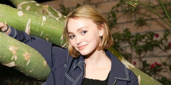 H Lily Rose Depp δεν αυτοχαρακτηρίζεται στρέιτ