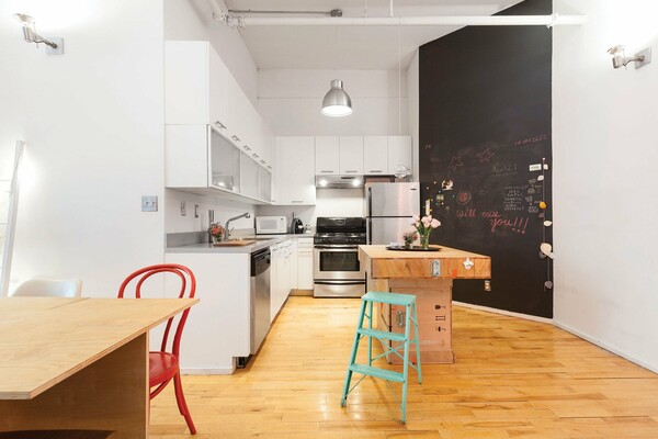 Δύο νέοι Θεσσαλονικείς αρχιτέκτονες σχεδίασαν ένα υπέροχο loft στη Νέα Υόρκη
