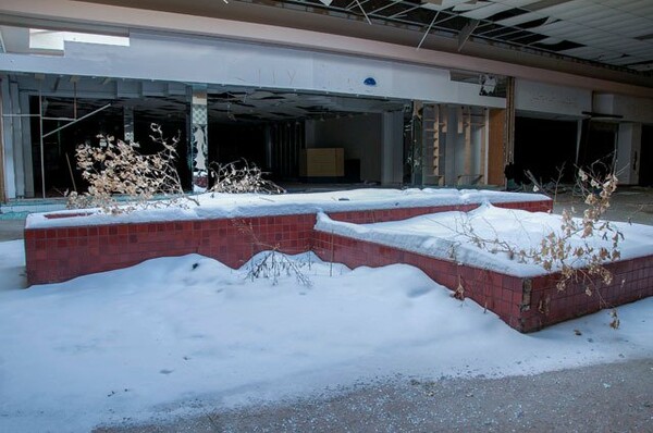 Αλλόκοσμες εικόνες από εγκαταλελειμμένο Μall γεμάτο χιόνι