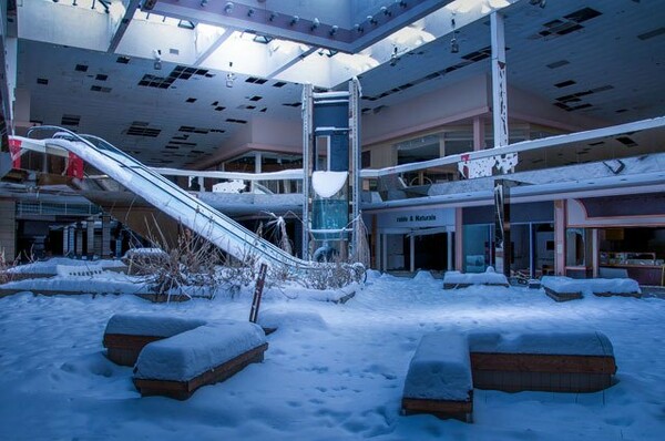 Αλλόκοσμες εικόνες από εγκαταλελειμμένο Μall γεμάτο χιόνι