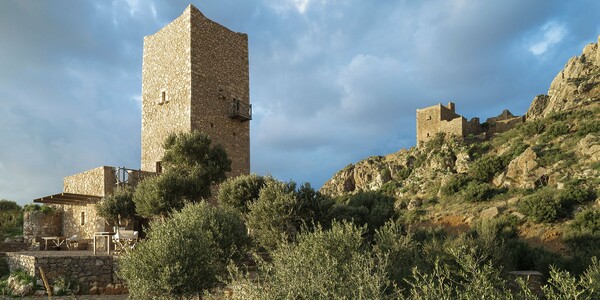 Ένας μανιάτικος πύργος του 19ου αιώνα μεταμορφώνεται σε boutique αρχιτεκτονικό ξενώνα