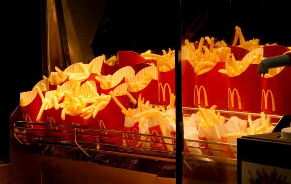 Τι περιέχουν τελικά οι πατάτες των McDonald's; (βίντεο)