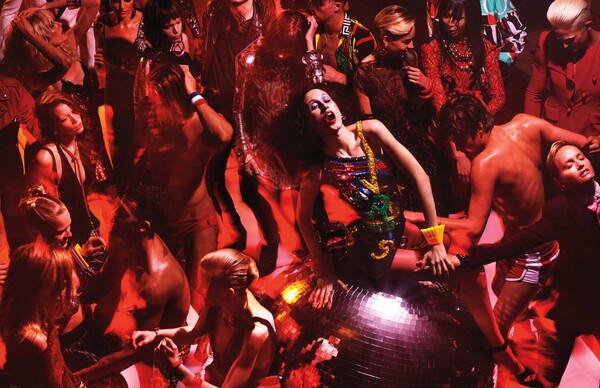 Κόκα, βαριεστημένο σεξ, fashion και Pet Shop Boys: Tα αλόγιστα πάρτι των 90s ξαναζούν στο νέο τεύχος του W