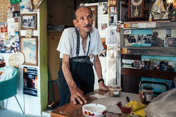 Στο θρυλικό Καφενείο των Κυνηγών της Μάνης