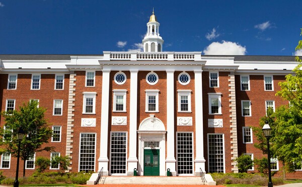 Σαν σήμερα το 1639 το ιδιωτικό κολέγιο «New College» μετονομάζεται σε Χάρβαρντ