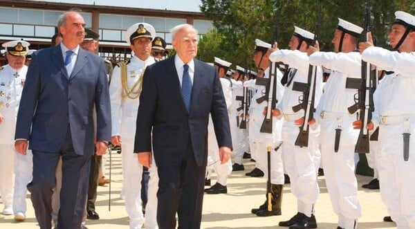 Η άνοδος και η πτώση του Κάρολου Παπούλια 