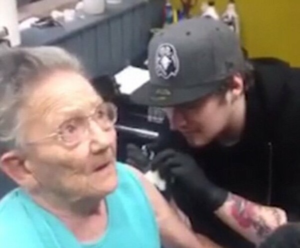 Μια 79χρονη αγνοούμενη βρέθηκε να κάνει τατουάζ