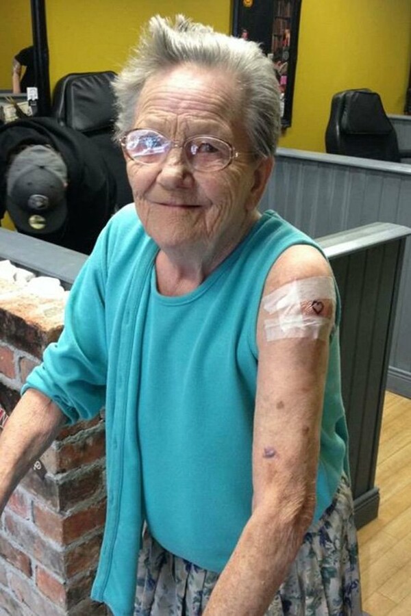 Μια 79χρονη αγνοούμενη βρέθηκε να κάνει τατουάζ