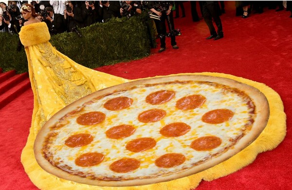 H Rihanna φόρεσε μια πίτσα πεπερόνι και πήγε στο Gala