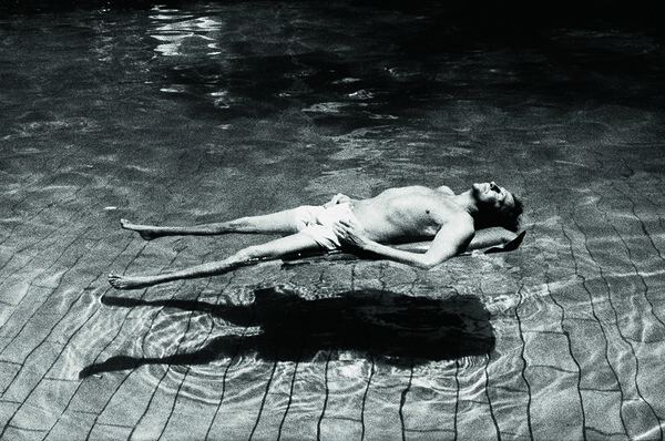 Robert Rauschenberg in Hamadabad, India, in a swimming pool designed by Le Corbusier