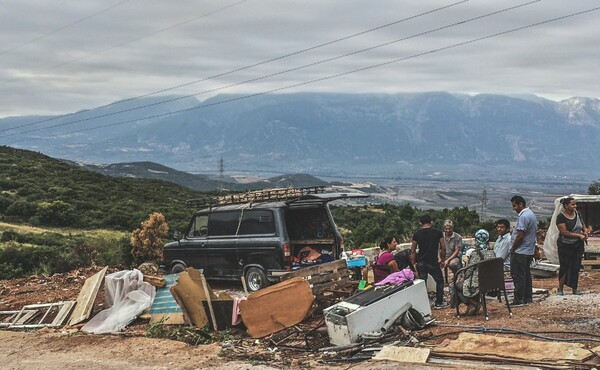 Ο απομονωμένος καταυλισμός των Ρομά στο κέντρο της Ελλάδας