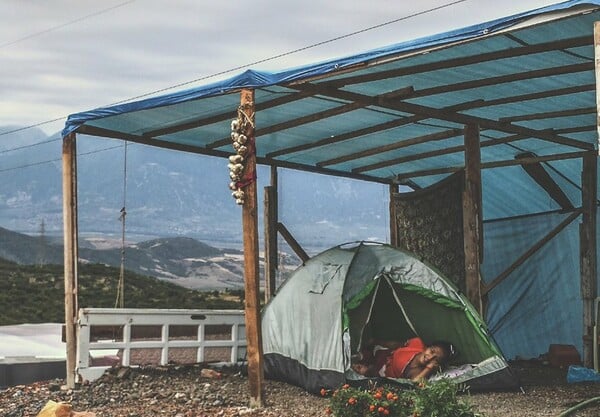 Ο απομονωμένος καταυλισμός των Ρομά στο κέντρο της Ελλάδας