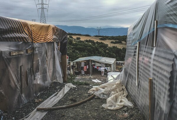 Ο απομονωμένος καταυλισμός των Ρομά στο κέντρο της Ελλάδας