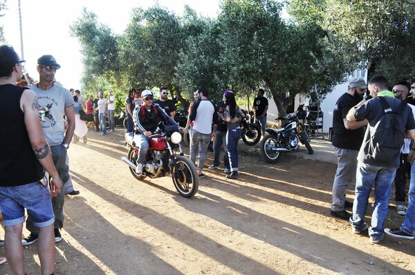 Σκόνη και σκουριά μέσα στα αμπέλια