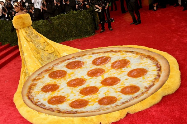 H Rihanna φόρεσε μια πίτσα πεπερόνι και πήγε στο Gala