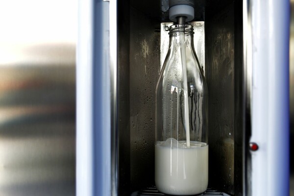Η μανία με τους αυτόματους πωλητές γάλακτος 