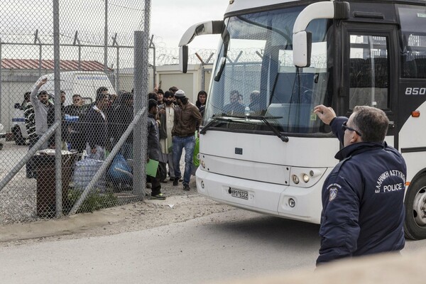 15 φωτογραφίες απ' το ταξίδι των αποφυλακισμένων μεταναστών με προορισμό το κέντρο της Αθήνας 