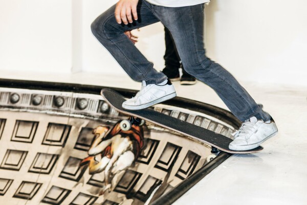 Τι δουλειά έχει μία ολόκληρη ράμπα του skate μέσα σε μία γκαλερί;