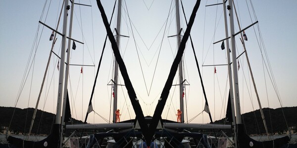 "και στήσαμε κατάρτι κι άρμενα στο μελανό καράβι"