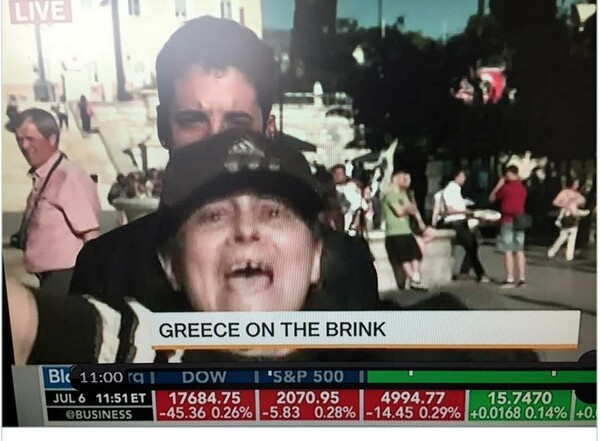 Η Λουκά αρπάζει το μικρόφωνο από τα χέρια του ρεπόρτερ του Bloomberg