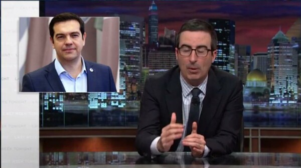 Ο John Oliver κάνει με τα κρεμμυδάκια τον Αλέξη Τσίπρα