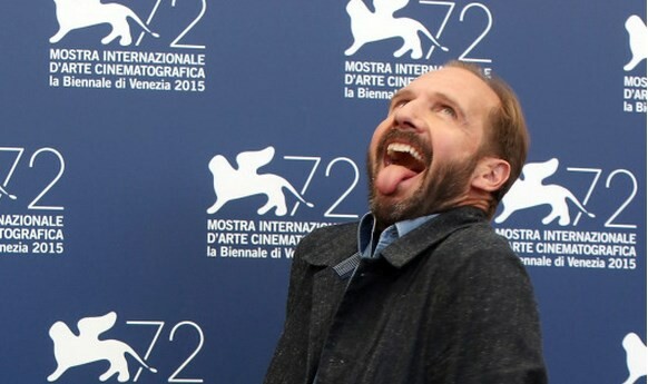 Ο Ralph Fiennes άρχισε ξαφνικά να χορεύει τρελά στους δημοσιογράφους, γιατί έτσι