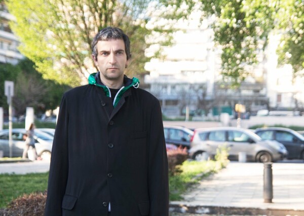 Ο Άρης Σερβετάλης είναι εξαιρετικά χαμηλών τόνων - μέχρι που βγαίνει στη σκηνή
