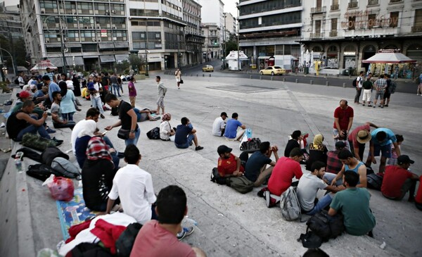 Η έλευση των προσφύγων απ' την Κω στην Αθήνα, μέσα από 19 φωτογραφίες