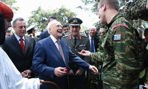 Η άνοδος και η πτώση του Κάρολου Παπούλια 