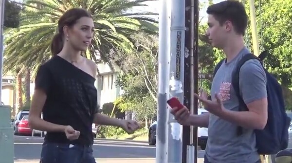 Mια όμορφη κοπέλα σταματά αγνώστους και τους ζητά (χύμα) να κάνουν σεξ