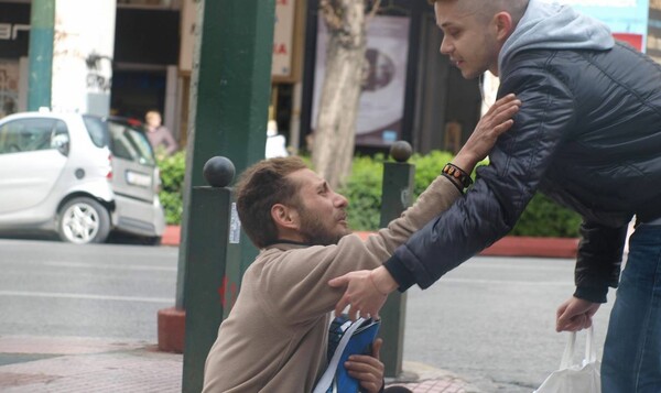 Συνέβη χθες στην Πανεπιστημίου - οι τέσσερις φωτογραφίες με τον άγνωστο που αγόρασε παπούτσια σε άστεγο