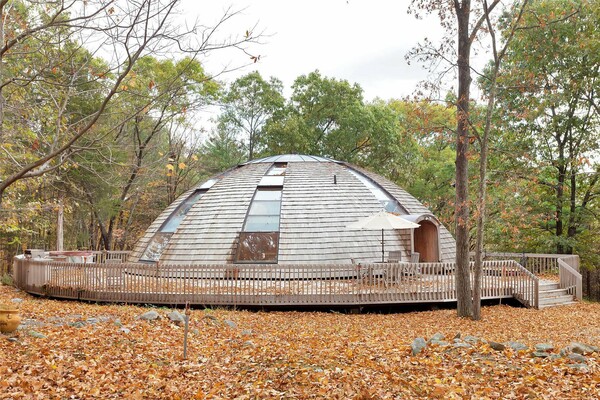 Mια εξωπραγματική κατοικία σε σχήμα ιπτάμενου δίσκου στη Νέα Υόρκη