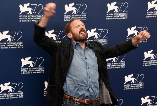 Ο Ralph Fiennes άρχισε ξαφνικά να χορεύει τρελά στους δημοσιογράφους, γιατί έτσι