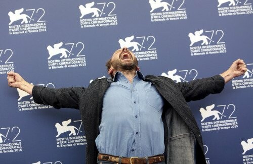 Ο Ralph Fiennes άρχισε ξαφνικά να χορεύει τρελά στους δημοσιογράφους, γιατί έτσι