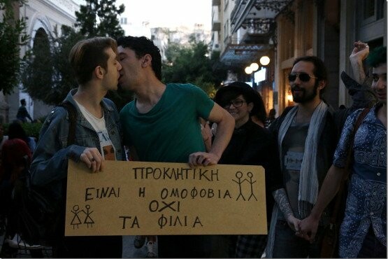 Δράση έξω από gay-friendly αθηναϊκό μαγαζί που ζήτησε από γκέι ζευγάρι «να μην προκαλεί»