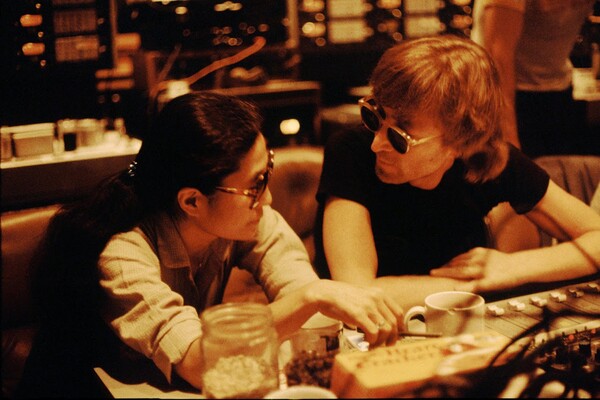 Σπάνιες φωτογραφίες της Yoko Ono και του John Lennon, λίγους μήνες πριν τη δολοφονία του