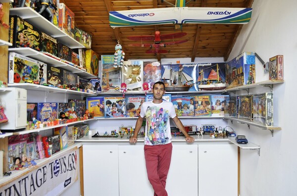 Αυτοκόλλητα Panini, το ψαράδικο της Playmobil, επιτραπέζιο Hero Quest: Ο Γιώργος και η συλλογή του με σπάνια ελληνικά παιχνίδια