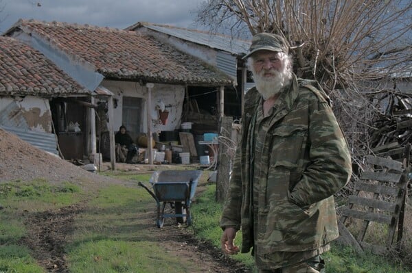 Ζώντας σε μια καλύβα με τη μάνα του και 30 πρόβατα