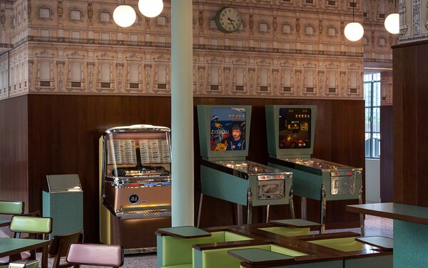 Μέσα στο ονειρικό καφέ του Wes Anderson