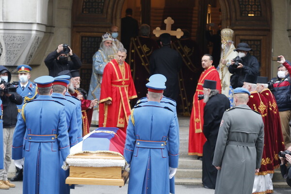 Σερβία: Συνωστισμός στο λαϊκό προσκύνημα του Πατριάρχη Ειρηναίου που πέθανε από επιπλοκές του κορωνοϊού