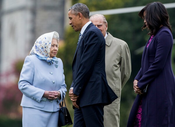 Ο Ομπάμα αποκαλύπτει: Τι έγινε όταν η Μισέλ έσπασε το πρωτόκολλο και αγκάλιασε τη βασίλισσα Ελισάβετ