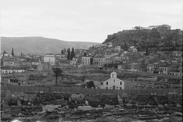 Ποδήλατα κάτω από την Ακρόπολη το 1930