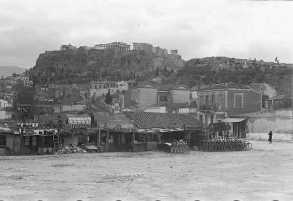 Ποδήλατα κάτω από την Ακρόπολη το 1930