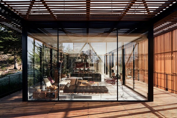Ένα γυάλινο σπίτι με ξύλινη περίφραξη που κρέμεται πάνω από έναν γκρεμό