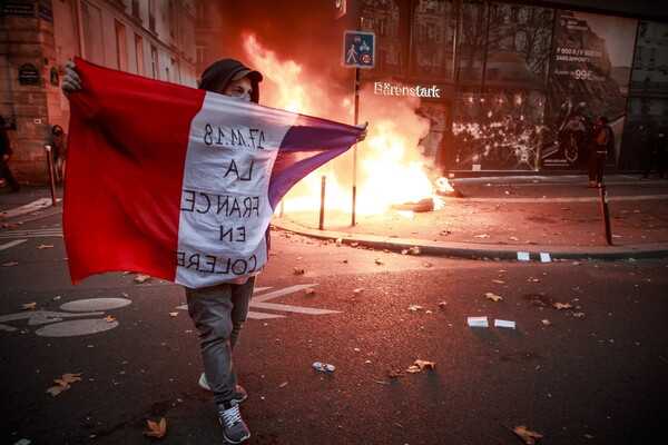 Βίαιες ταραχές στη Γαλλία: Χιλιάδες στους δρόμους κατά της αστυνομικής βίας